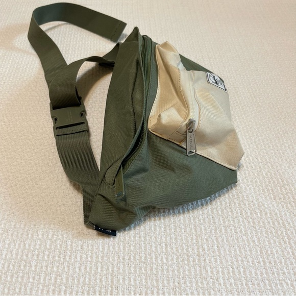 Herschel Supply Co. Seventeen Hip Pack Green - Picture 3 of 8
